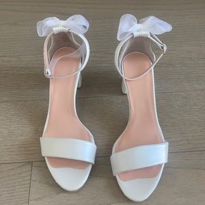NWT Bridal white block heels with bow